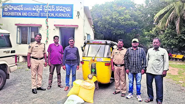 ఆటోలో 60 లీటర్ల సారా పట్టివేత