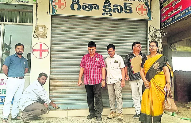రెండు ప్రైవేట్‌ ఆస్పత్రులు సీజ్‌
