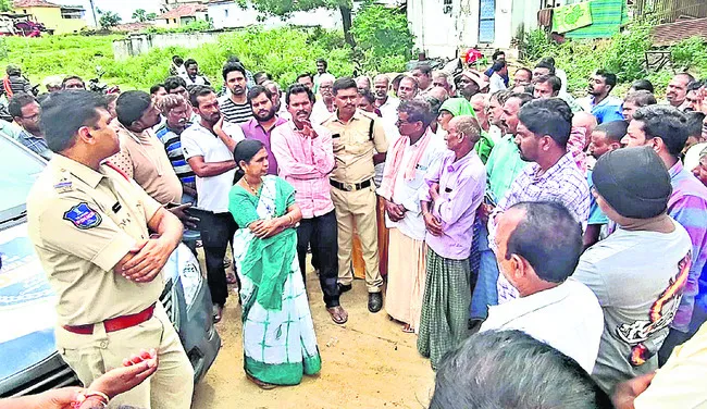 ఇసుక తవ్వకాలపై వివాదం
