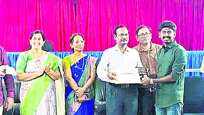 రాష్ట్రస్థాయి పోటీలకు ప్రభుత్వ డిగ్రీ కాలేజీ విద్యార్థి