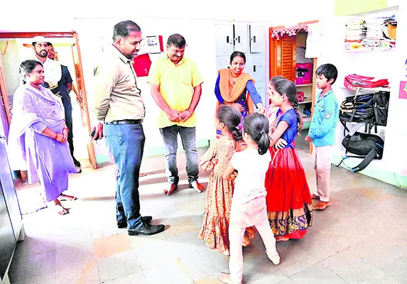చిన్నారుల చదువుపై శ్రద్ధ చూపాలి