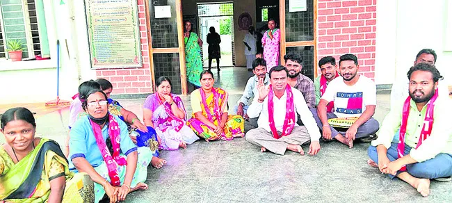 వేతనాలు చెల్లించడం లేదని ధర్నా