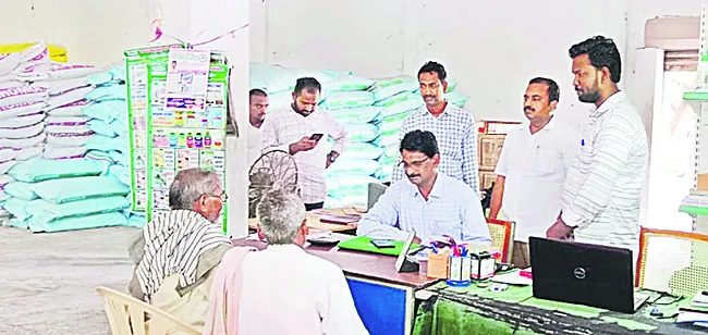 జిల్లాలో సమృద్ధిగా ఎరువుల నిల్వలు 