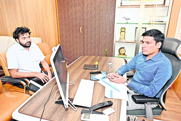 జిల్లా అధికారులతో సమీక్షలు