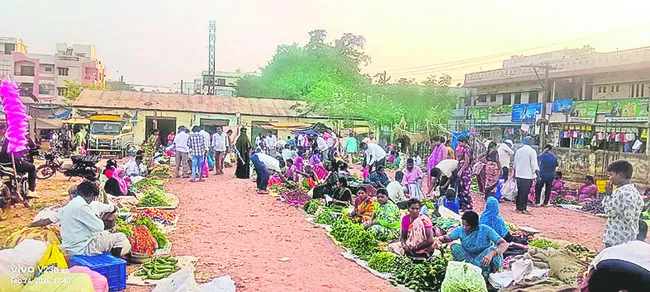 ‘రైతు బజారు’పాలు