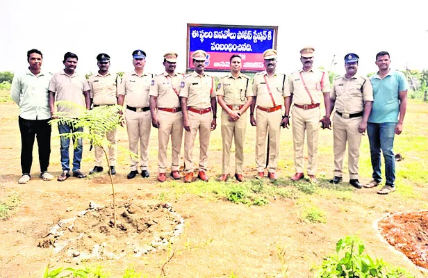 పోలీస్స్టేషన్ స్థలాన్ని సందర్శించిన డీసీసీ