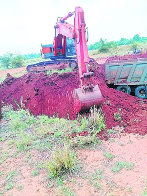 చెరువును తవ్వేస్తున్నారు
