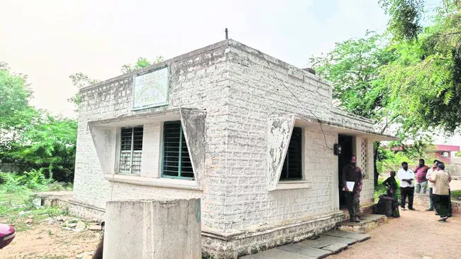 పైసలిస్తేనే.. ఫైల్‌ కదిలేది! 