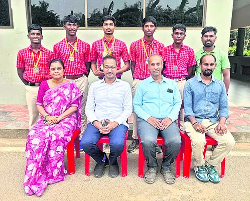 జాతీయ స్థాయి అథ్లెటిక్స్ పోటీలకు పేట విద్యార్థులు