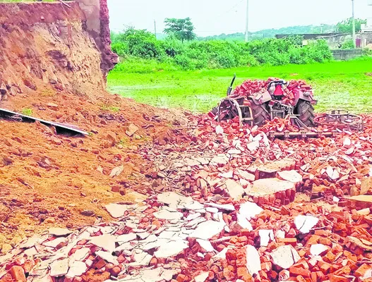కూలిన రైస్ మిల్లు గోడ