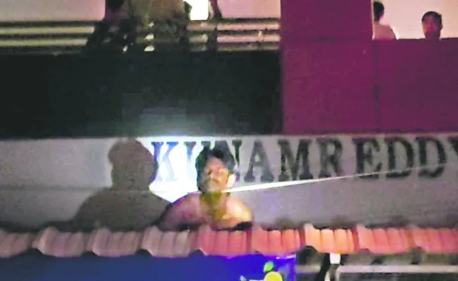 విద్యుత్ తీగలపై పడి యువకుడి మృతి