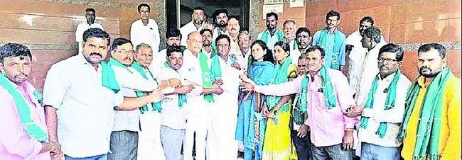 రైతుల డిమాండ్లు నెరవేర్చండి