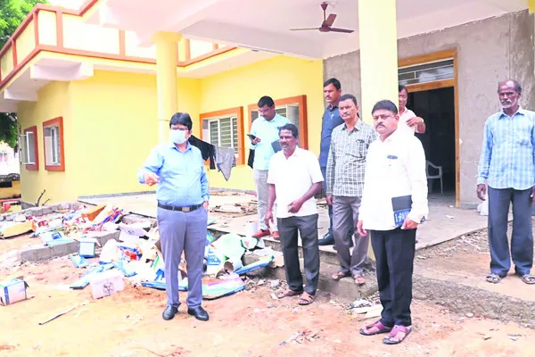 పీహెచ్సీ భవన నిర్మాణ పనుల పరిశీలన