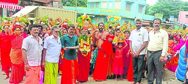 ఘనంగా ఆడి శుక్రవారం పూజలు