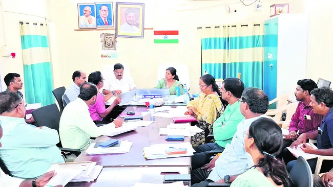 ఇళ్ల నిర్మాణంలో పురోగతి సాధించాలి