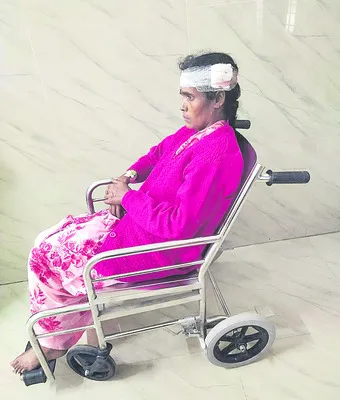 చందా కోసం రోడ్డుకు అడ్డంగా తాడు