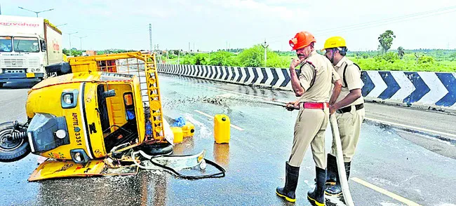 యాసిడ్ లోడుతో వెళ్తున్న ట్రక్కు ఆటో బోల్తా