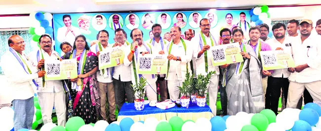 ప్రజల్ని మోసగించడంలో బాబు దిట్ట 