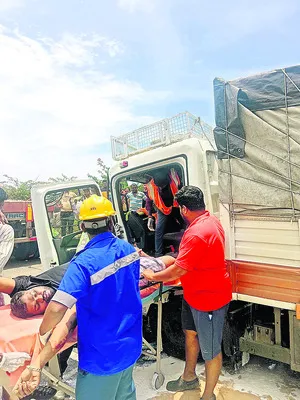 ట్యాంకర్ను ఢీకొట్టిన మినీలారీ