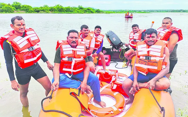 శివసాగర్ చెరువులో ఎస్డీఆర్ఎఫ్ బృందం సాధన