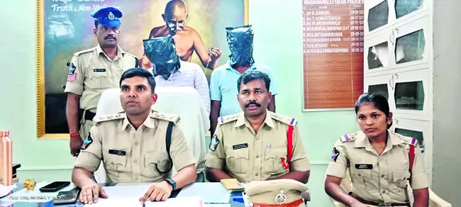 రైతులను బెదిరించి.. డబ్బు డిమాండ్‌ 
