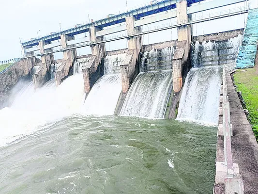 స్వర్ణ ప్రాజెక్ట్ గేటు ఎత్తివేత