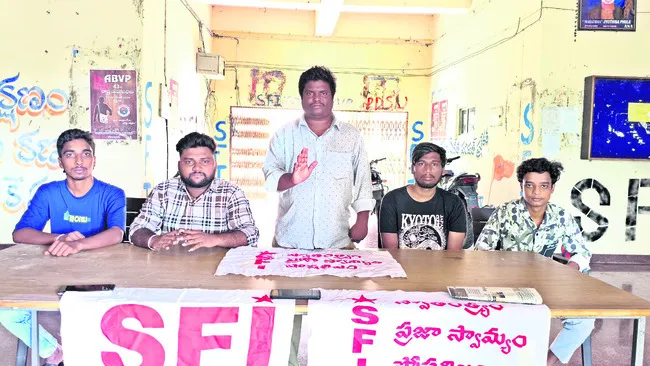 వర్సిటీ హాస్టల్ డిపాజిట్ ఫీజు తగ్గించాలి