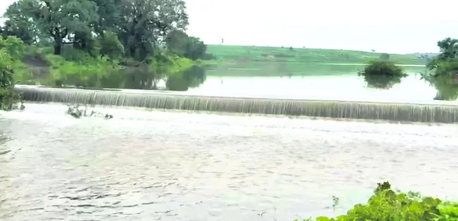 అలుగు పారుతున్న చెరువులు