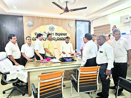 గజపతి మహారాజు విగ్రహం ఏర్పాటుచేయాలి