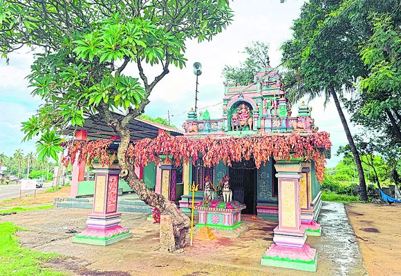 ఆలయాల్లో దొంగలుపడ్డారు!
