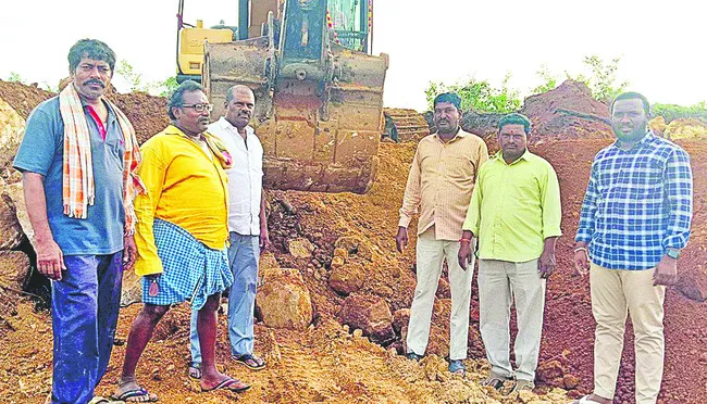 అసైన్డ్‌ భూముల్లో మట్టి రవాణా 