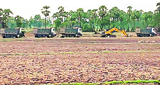 జోరుగా మట్టి అక్రమ తవ్వకాలు