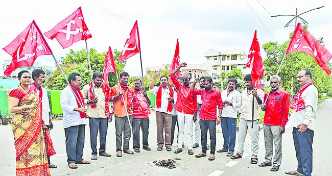 మోదీ దిష్టి బొమ్మ దహనం 