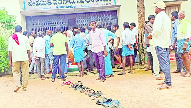 యూరియా కోసం నిరీక్షణ