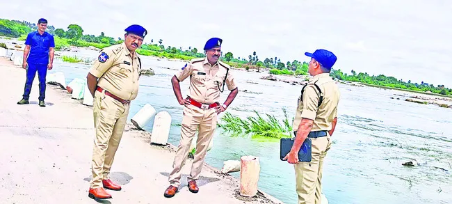 ప్రాజెక్టుల వద్ద అప్రమత్తంగా ఉండాలి