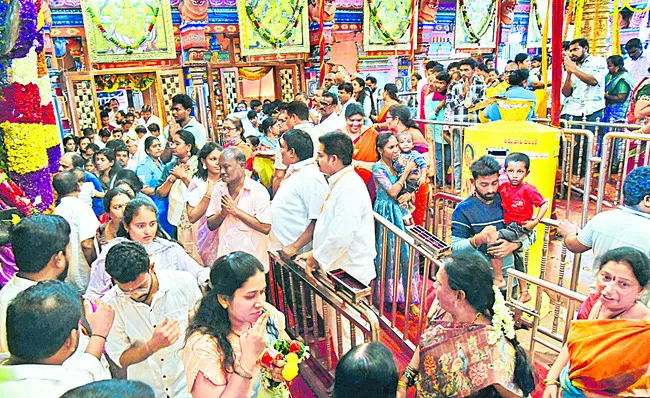కోరిన వరాలిచ్చే వరలక్ష్మిగా..