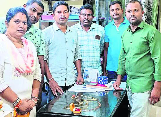 6 తులాల బంగారు ఆభరణాల అప్పగింత