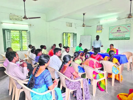 బకాయి రుణాల వసూళ్లపై దృష్టి సారించండి