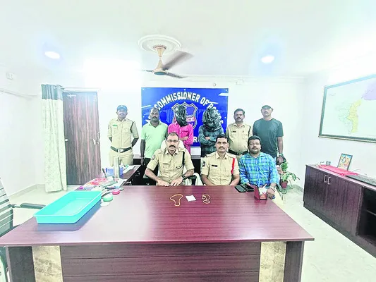డబ్బు తక్కువ ఇచ్చారని హిజ్రాల దూషణ