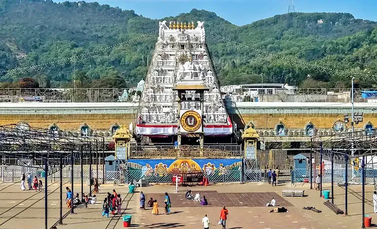 Huge Devotees Rush In Tirumala Temple