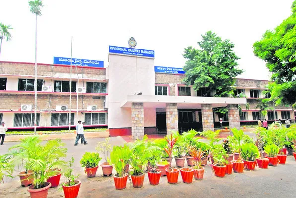 పోస్టులు సరే.. అధికారులెక్కడ?