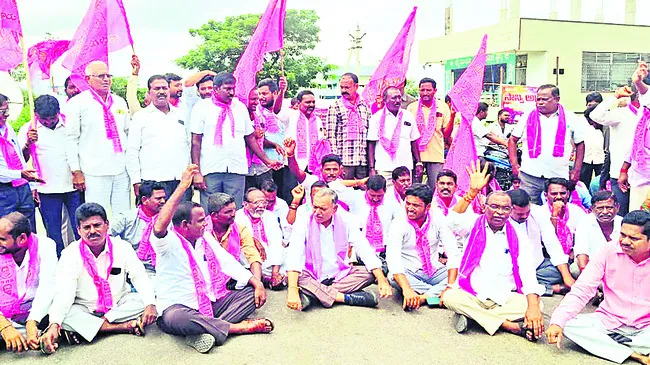 రైతులను రోడ్డు మీదేసిన కాంగ్రెస్