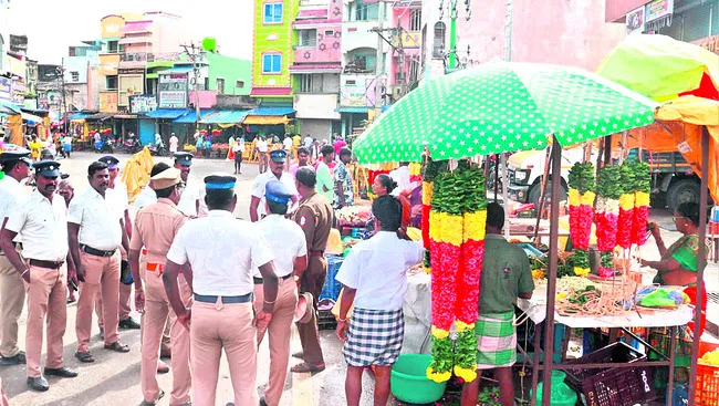 రోడ్డు ఆక్రమణపై పోలీసుల హెచ్చరిక