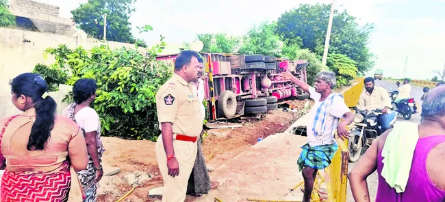ఇళ్లలోకి దూసుకెళ్లిన లారీ