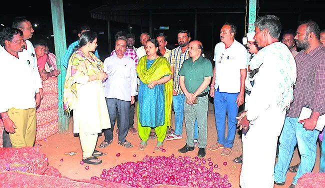 క్వింటా ఉల్లి రూ.1,200 ప్రకారం కొనుగోలు చేయాలి