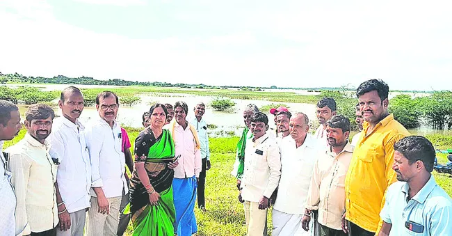 నష్టపోయిన రైతులను ఆదుకోండి