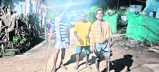 కుక్కలతో భయాందోళనలో ప్రజలు