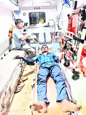 గుంతలో దిగబడిన 108 వాహనం