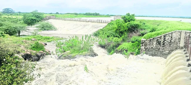చెరువులకు జలకళ