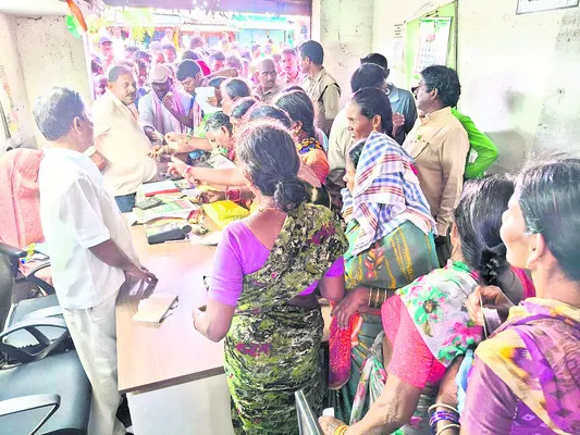 యూరియా కోసం రైతుల ఆరాటం